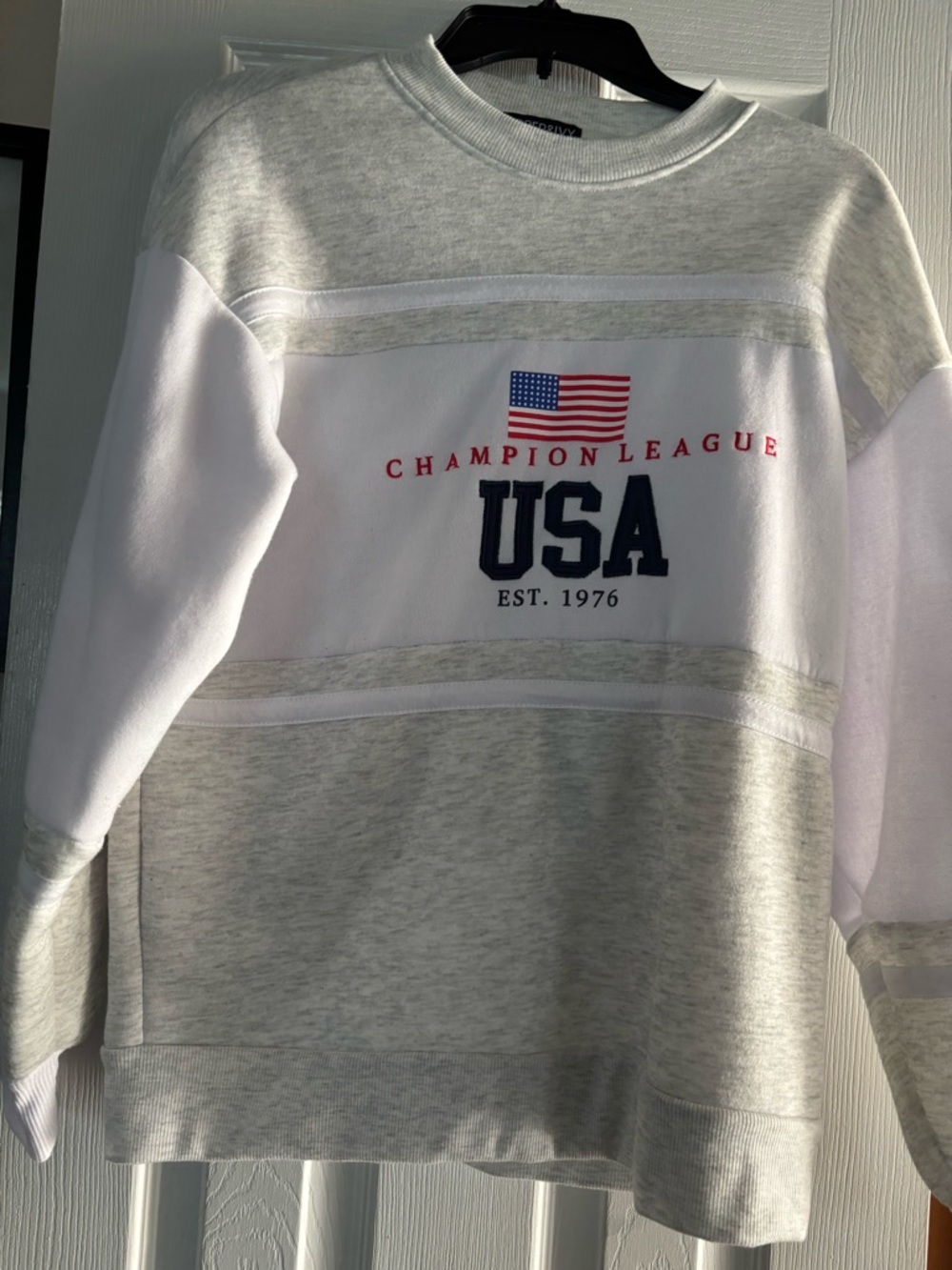 Harper & Ivy Light Heather Gray and White Crewneck Sweatshirt